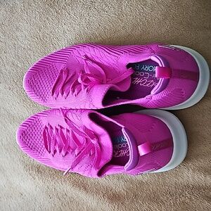 Nwt Sketchers memory foam slip on sneakers